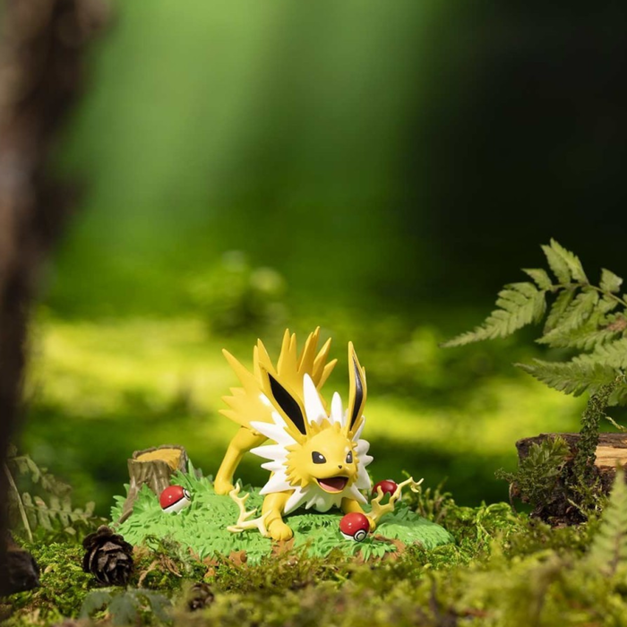 Pokémon Center: Skillful Strategy with Jolteon Evolving Personalities Figure